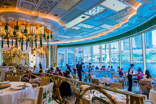 Kontaktinformasjon og bordbestilling på restaurant